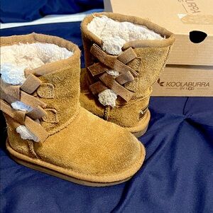 Very Good Used Condition Koolaburra by uGg Victoria Short Boot in Toddler 7